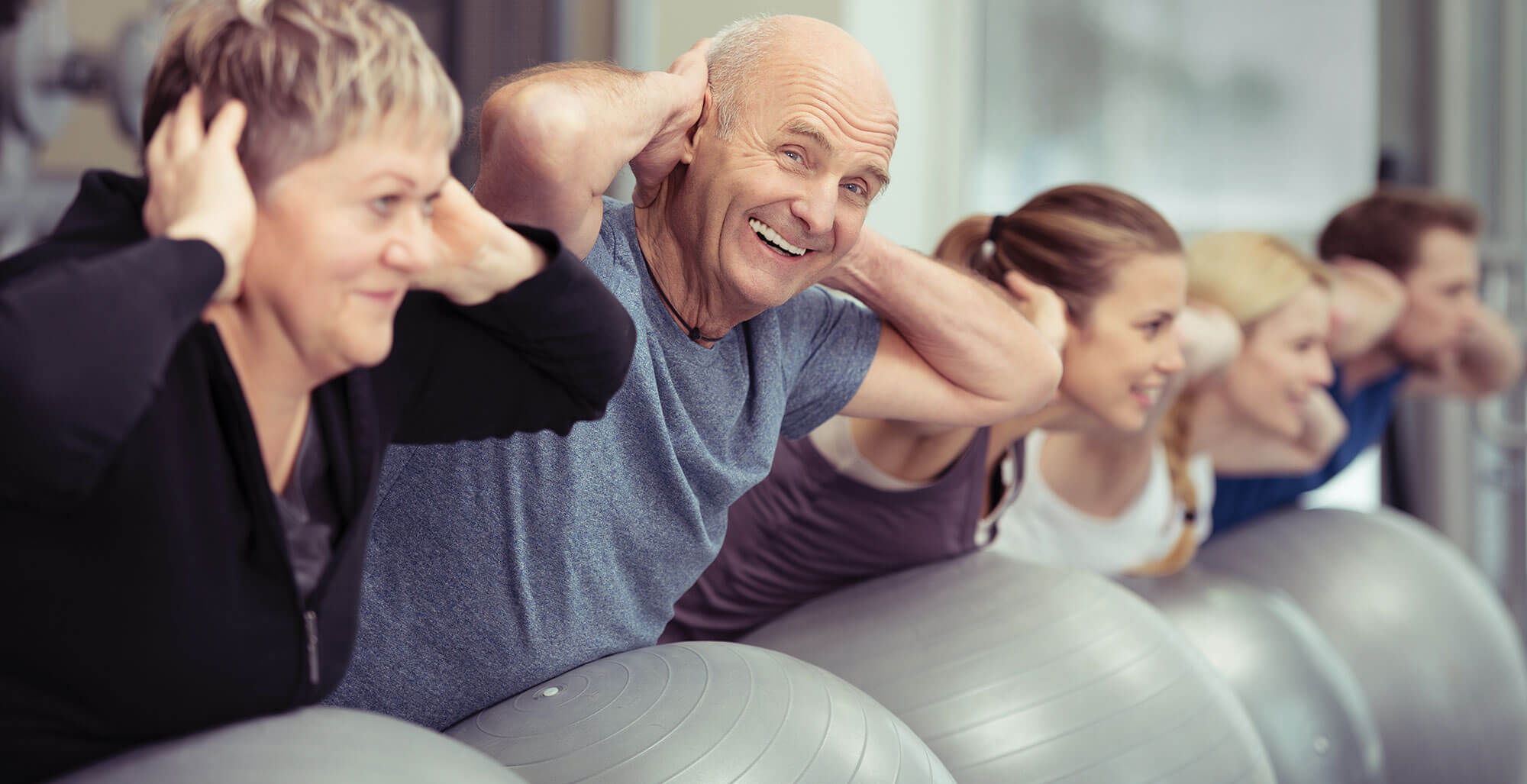Seniors avec des ballons d'exercices